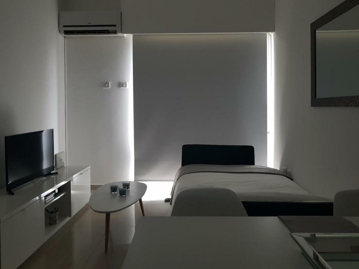 City Pearl - Modern 2 Bed Sea View Apt In City Centre Лимасол Екстериор снимка